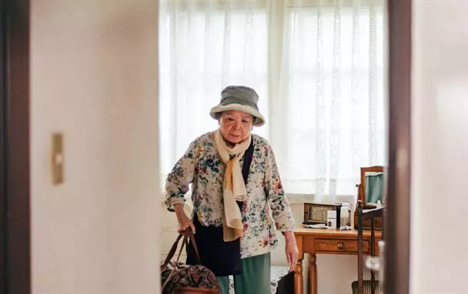 走出喪夫之痛!國寶級演員「梅芳阿姨」82歲不認老 天天一套「健身操」風采依舊