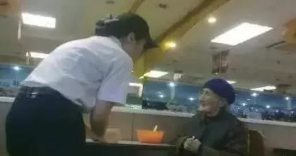 人性與愛心的25張照片,看到第一張就受不了!