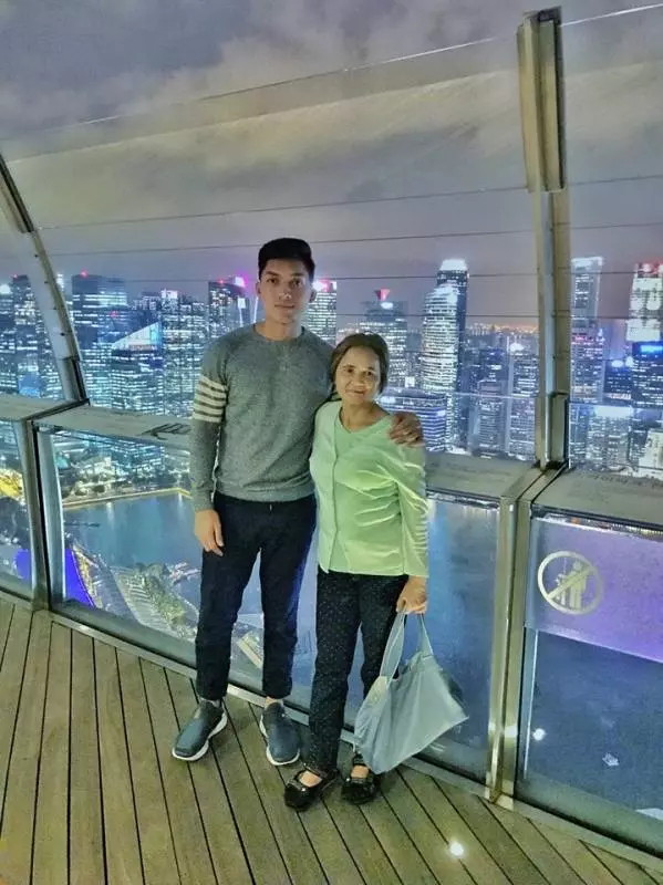 讓人感動的【真人真事】母親當女傭苦拼20年終退休 兒子突然送的大禮