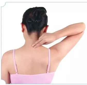 脖子酸痛像針扎,一轉咔咔響,中醫:按按這一穴,脖子好輕鬆