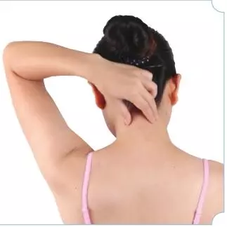 脖子酸痛像針扎,一轉咔咔響,中醫:按按這一穴,脖子好輕鬆