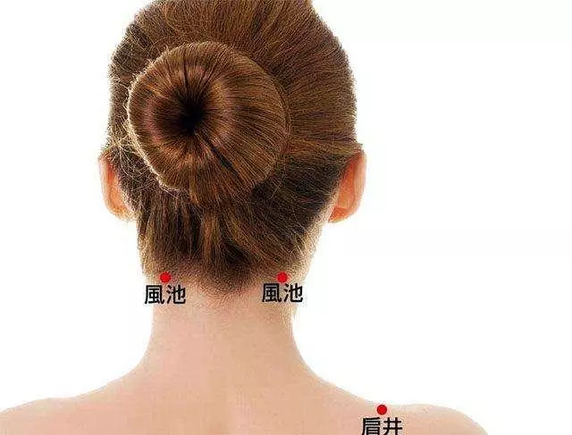 脖子一轉咔咔響,中醫:2個穴位輪流按,頸椎越來越靈活