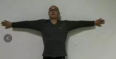 肩頸痛、頸椎不舒服,舉起雙手貼在牆上,頸椎一天比一天舒服