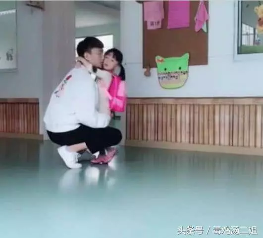相差17歲的哥哥去幼稚園接妹妹,妹妹跑到哥哥懷裡要抱抱,接下來這一幕,網友看後不淡定了
