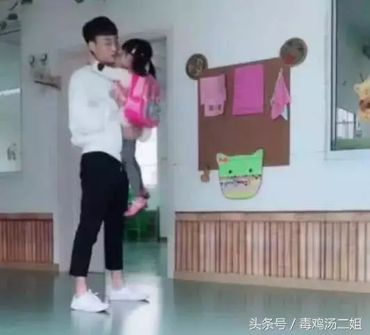 相差17歲的哥哥去幼稚園接妹妹,妹妹跑到哥哥懷裡要抱抱,接下來這一幕,網友看後不淡定了