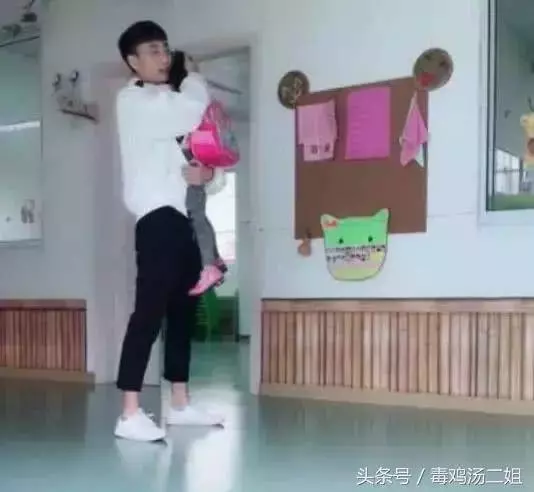相差17歲的哥哥去幼稚園接妹妹,妹妹跑到哥哥懷裡要抱抱,接下來這一幕,網友看後不淡定了