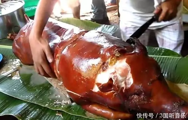 奇聞!女子花5000元點了一隻烤乳豬,端上來時兩眼放光,切開後卻沒人敢吃!