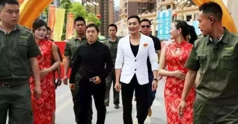 59歲「展昭」何家勁近照:身家過億竟沒結婚?是否還在等她呢?