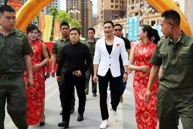 59歲「展昭」何家勁近照:身家過億竟沒結婚?是否還在等她呢?