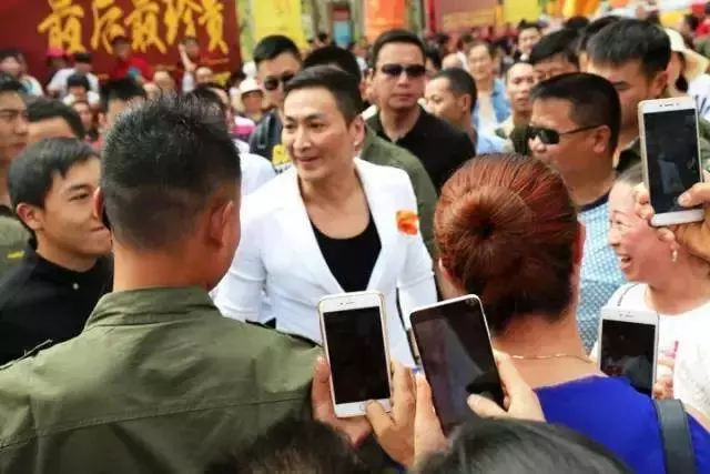 59歲「展昭」何家勁近照:身家過億竟沒結婚?是否還在等她呢?