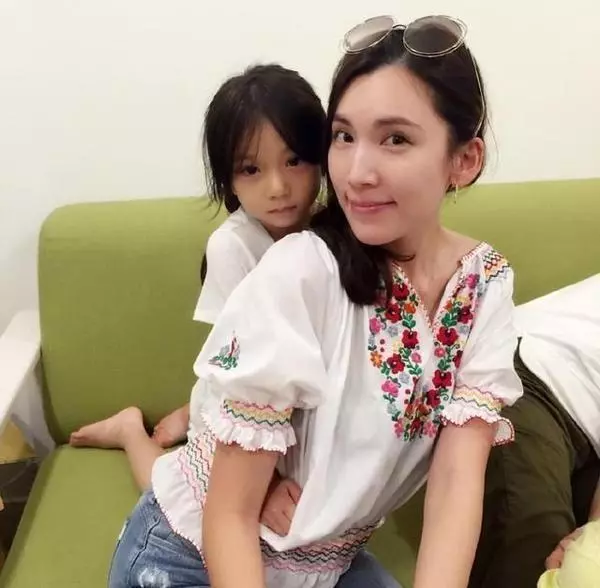 嫁大10歲億萬富豪連生3子,不曾被曝光,看她素顏照就明白了!