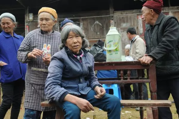 婆家窮娘家富,俺把媽的舊衣送婆婆,下班回家推開門,如遭雷擊