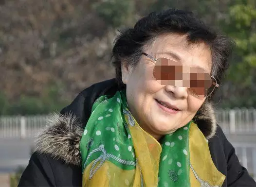 婆家窮娘家富,俺把媽的舊衣送婆婆,下班回家推開門,如遭雷擊