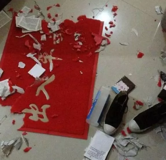 女子家養了一隻金毛,拆家本事並不比二哈差,看看這拆家的本事!
