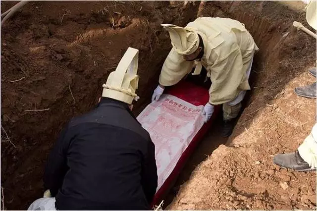 兒子婚禮上,父親心梗死亡,下葬時翻開父親褲兜,兒媳說:圓滿了