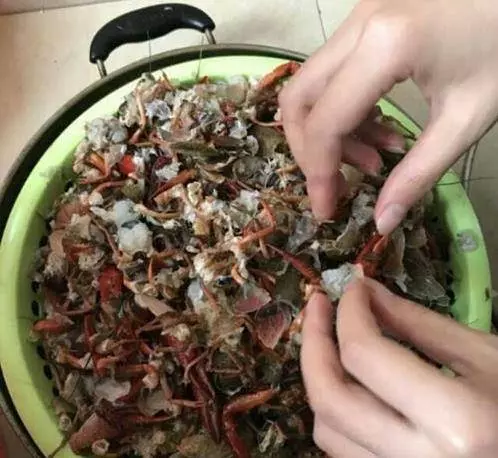 男子買了15斤龍蝦宴請賓客,妻子怕麻煩,靈機一動放洗衣機裡洗,打開後卻哭笑不得!
