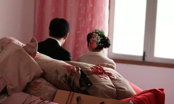 我每月瞞著老公偷給我媽五千塊,有天媽錯發一消息,看完我崩潰