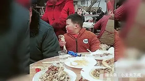 旁若無人版,男孩喜宴上肘子不夠吃,奶奶愛孫心切從鄰桌又拿一盤