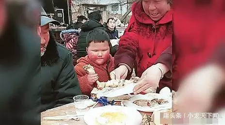 旁若無人版,男孩喜宴上肘子不夠吃,奶奶愛孫心切從鄰桌又拿一盤