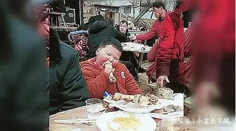 旁若無人版,男孩喜宴上肘子不夠吃,奶奶愛孫心切從鄰桌又拿一盤