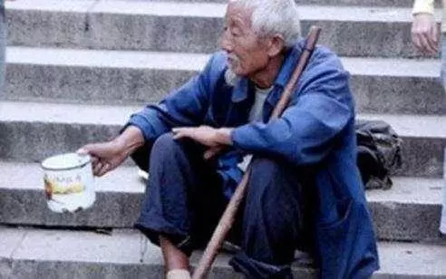 父親扮乞丐回家,兒子趕他出門,女兒給個爛口袋,打開後父親哭了, 賺人眼淚的感文