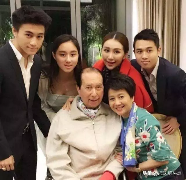 賭王千金何超盈的男友跪地求婚了,此人身份背景不簡單!