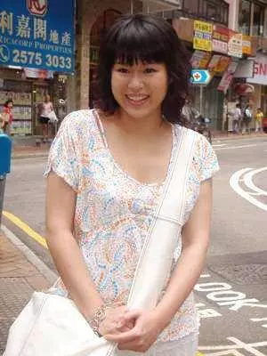 被港媒稱為「最丑港姐」,為演戲增肥40斤,39歲被老公寵成小公主