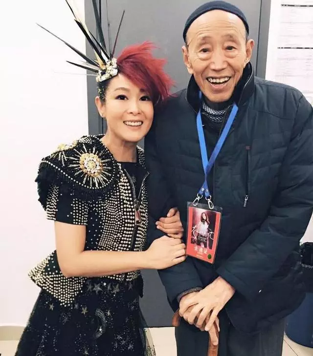 原來他是劉若英隱藏多年的丈夫,其身價十億,難怪會隱藏多年