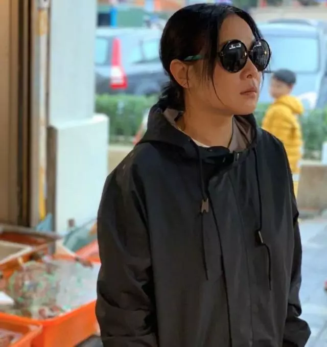 原來他是劉若英隱藏多年的丈夫,其身價十億,難怪會隱藏多年