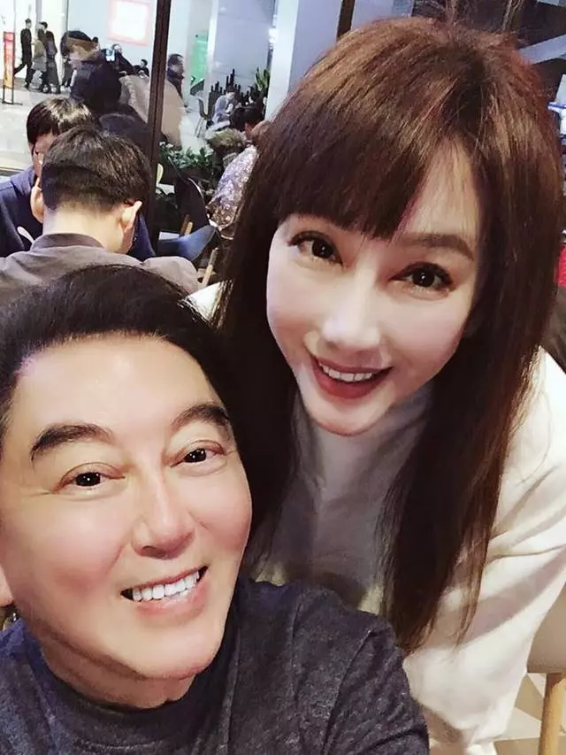 牽手陪吃苦!高國華收入大減「跑去深圳謀生」 陳子璇「搭地鐵省錢」不抱怨:他比我節儉