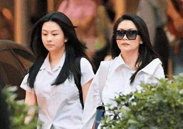 沒想到邱淑貞二女兒,容貌和大姐沈月相差太遠了 !