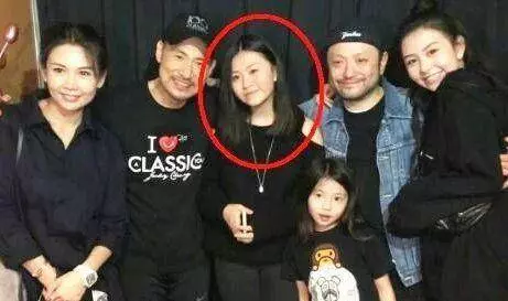 沒想到邱淑貞二女兒,容貌和大姐沈月相差太遠了 !