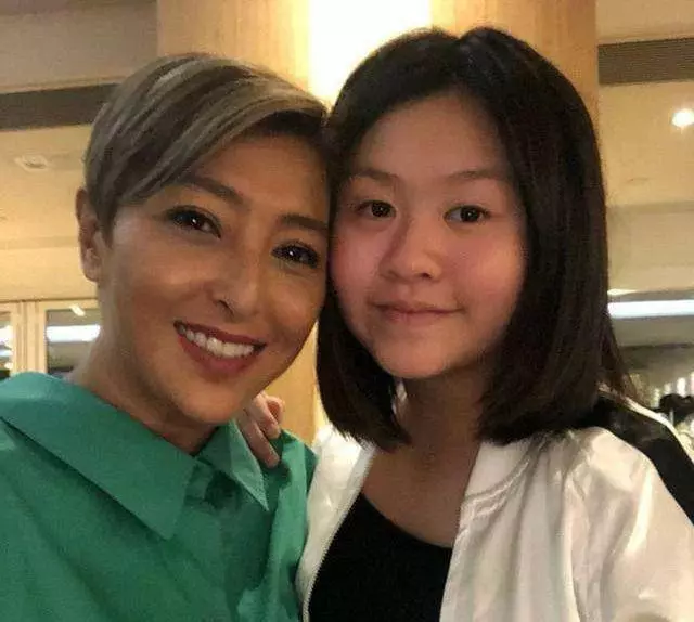 沒想到邱淑貞二女兒,容貌和大姐沈月相差太遠了 !