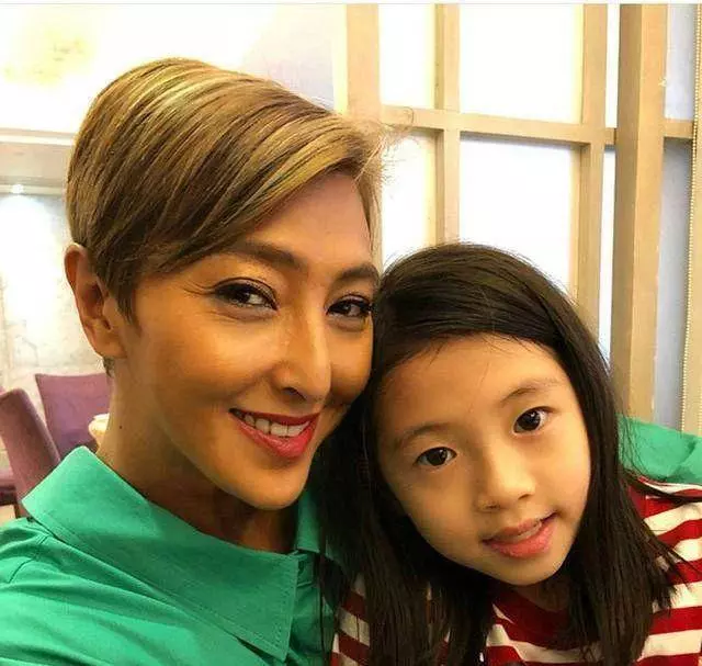 沒想到邱淑貞二女兒,容貌和大姐沈月相差太遠了 !