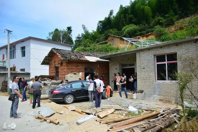 兒子事業成功回家看爹娘,老爹出去買菜,兒卻無意看到娘遺像
