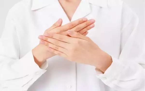 手指發麻的人一定要看看,手指發麻竟如此可怕,可能是「血液淤堵」或者「中風前兆」,一招教你及時救命,年過40都要學起來!