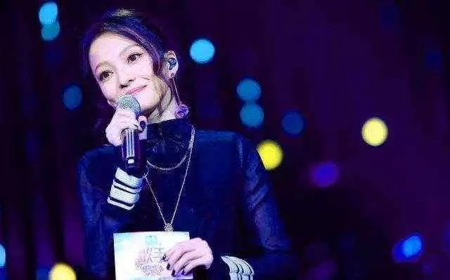 10年前baby與張韶涵合影曝光,網友:難怪她不承認這件事
