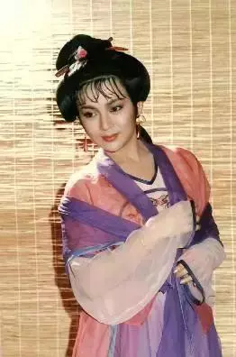 她是馮寶寶曾美過趙雅芝,最紅時片酬可買下整條街!無奈被親媽逼瘋進療養院!現在竟是活得這副模樣!