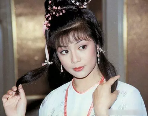 她7歲父親過世、母親改嫁,26歲為渣男想不開身亡!劉德華梁朝偉為她抬棺!