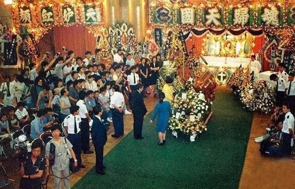她7歲父親過世、母親改嫁,26歲為渣男想不開身亡!劉德華梁朝偉為她抬棺!