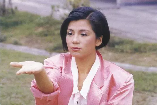 她7歲父親過世、母親改嫁,26歲為渣男想不開身亡!劉德華梁朝偉為她抬棺!