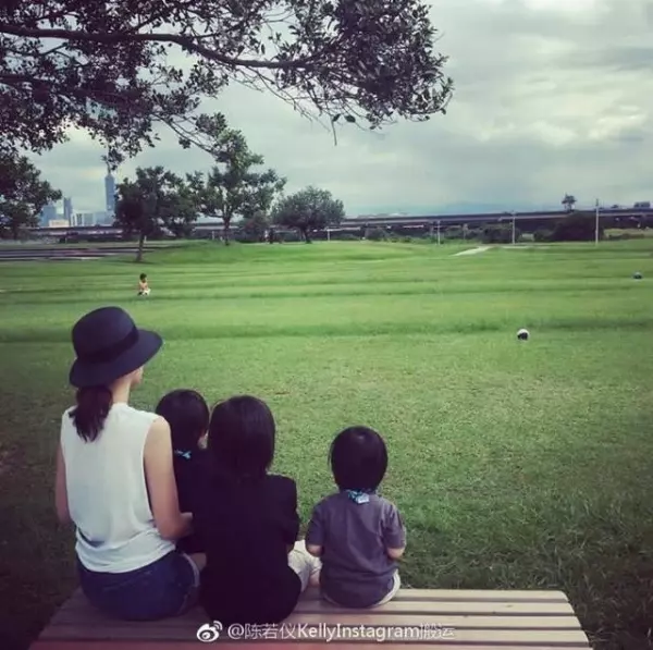 嫁大10歲億萬富豪連生3子,不曾被曝光,看她素顏照就明白了!