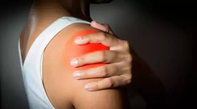 肩膀僵硬酸痛、抬不高?照這5張圖動一動,比吃藥管用!