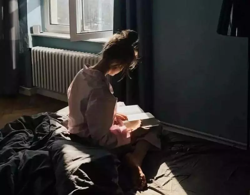 當我們最需要人安慰的時候,往往都是自己一個人挺過來的。