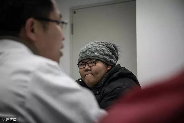 前夫出差,妻子給公婆家送吃的,進門後看見坐在輪椅上的人,愣了