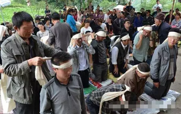 老母親去世,8個兒子回來爭家產,最小孫子親奶奶一口,大家蒙了