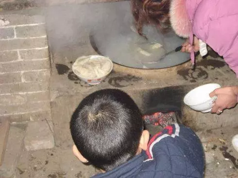 除夕夜有個老漢倒在門口,女子收留一起吃年夜飯,年初一驚喜來了