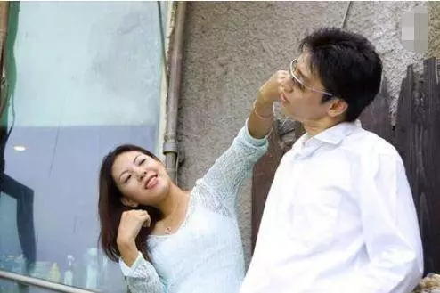除夕夜有個老漢倒在門口,女子收留一起吃年夜飯,年初一驚喜來了