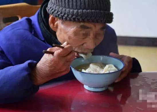除夕夜有個老漢倒在門口,女子收留一起吃年夜飯,年初一驚喜來了