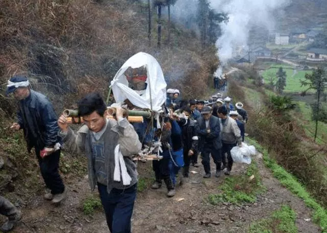 父母去世大伯將他趕出家,三叔領回家照顧,發財後卻只給大伯養老